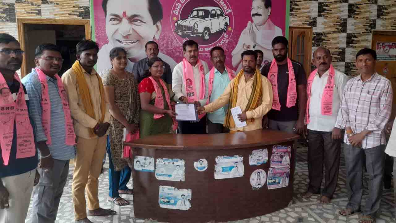 Kollapur | బీఆర్ఎస్ కౌన్సిలర్ అభ్యర్థిగా జలకం శ్యామలకి బీ ఫామ్ అందజేత