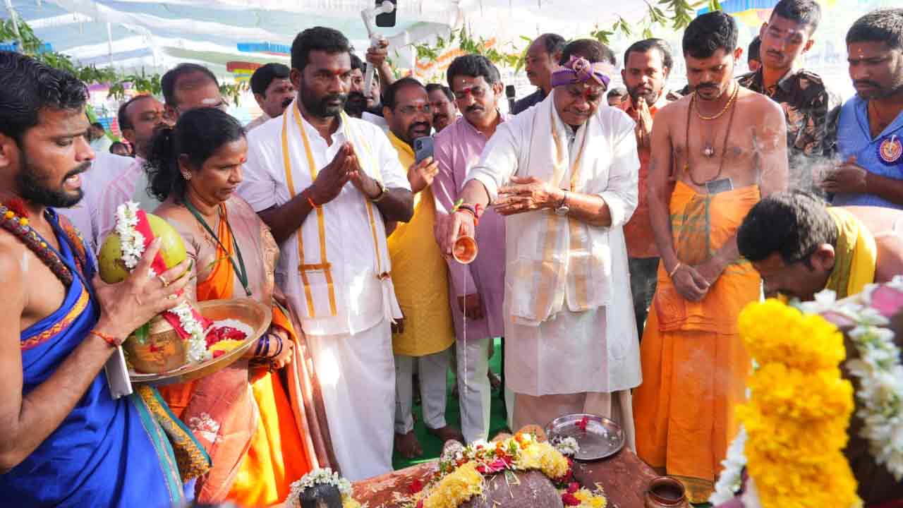 Nallagonda | ఛాయా సోమేశ్వరాలయంలో మంత్రి కోమటి రెడ్డి వెంకట్ రెడ్డి  పూజలు