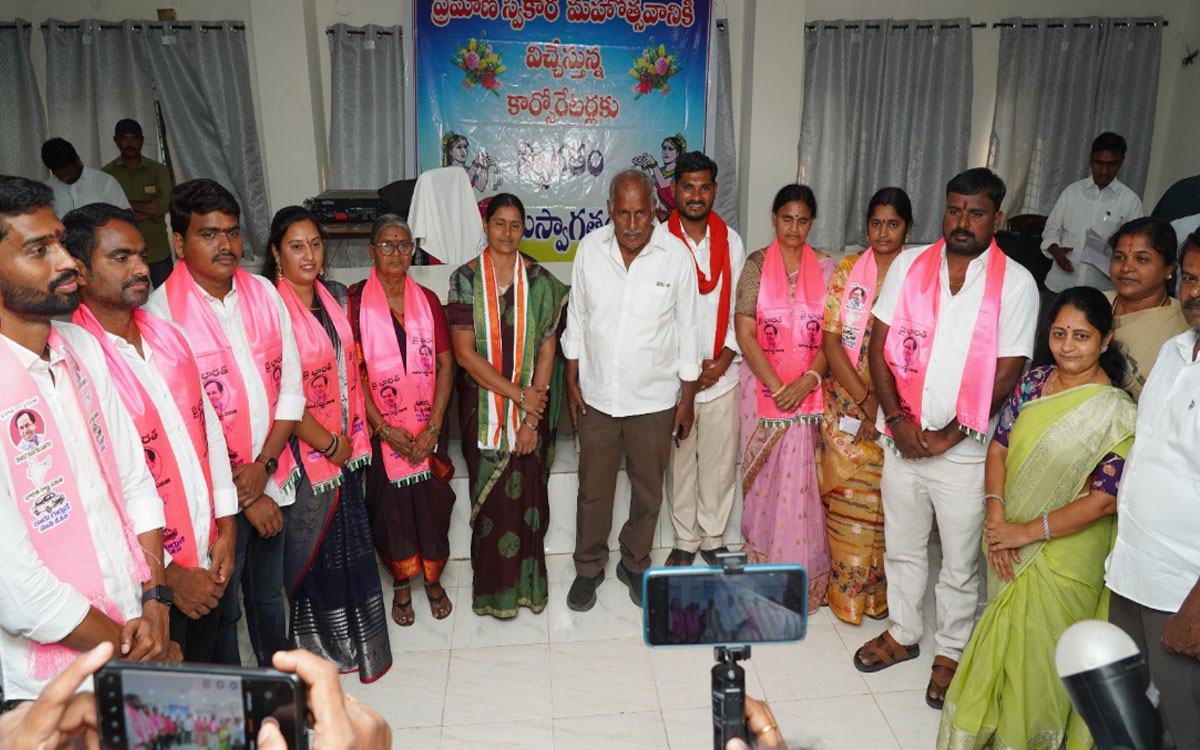 కొత్త‌గూడెంలో బీఆర్ఎస్ కార్పొరేట‌ర్ల ప్ర‌మాణ స్వీకారం