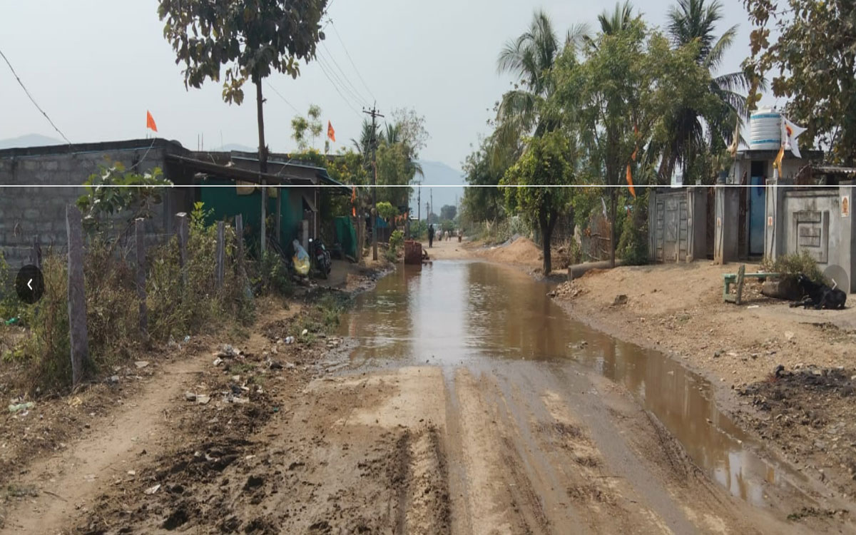 చిన్న చినుకుపడితే బురదే.. కొత్తతండా (పీ) గ్రామస్తుల ఇబ్బందులు