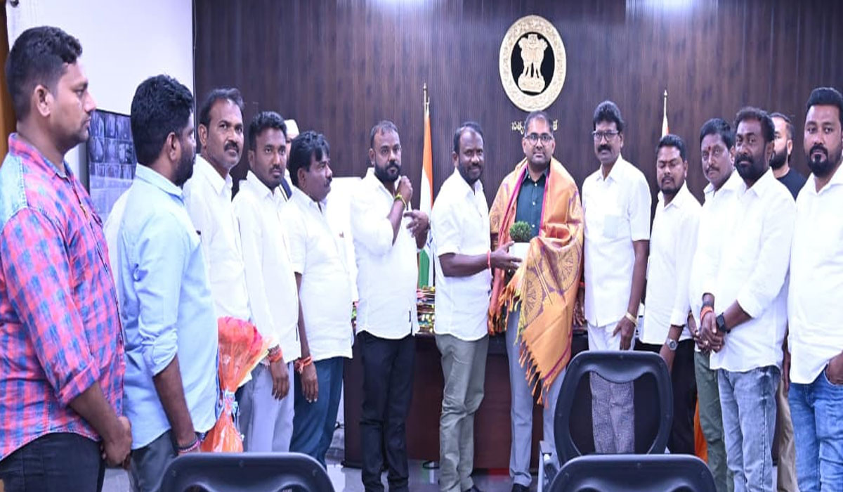 Collector Koya sriharsha | పెద్దపల్లి కలెక్టర్‌ను మర్యాదపూర్వకంగా కలిసిన రామగుండం మేయర్‌