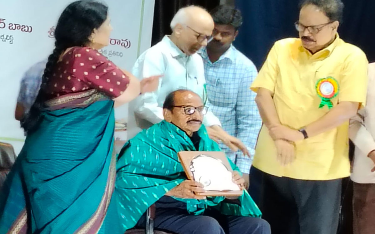 ‘కన్నీటి వెన్నెల’కు తృతీయ పుర‌స్కారం.. అందుకున్న క‌వి కృష్ణ‌మూర్తి