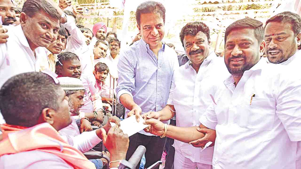 పండుగలా కేసీఆర్‌ బర్త్‌డే.. అభిమానాన్ని చాటుకున్న గులాబీ శ్రేణులు