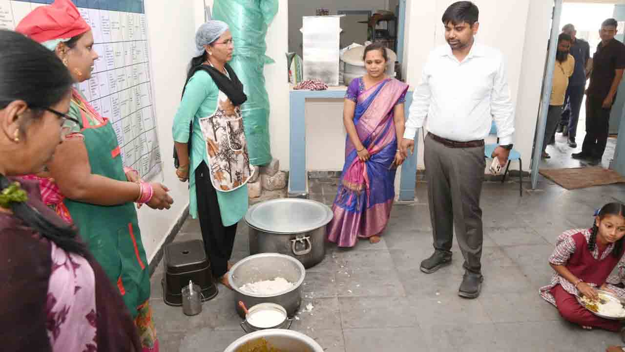 Kasipeta | కాసిపేటలో ఆశ్రమ పాఠశాలలను ఆకస్మికంగా తనిఖీ చేసిన కుమార్ దీపక్