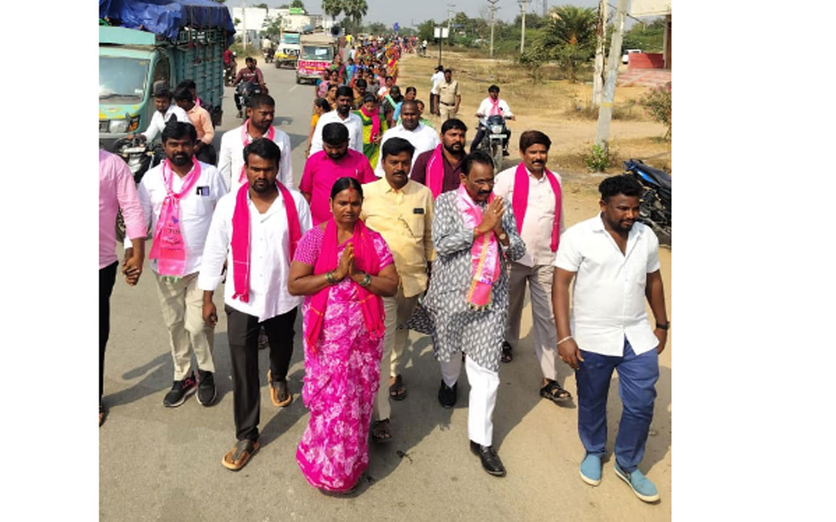 'పొద్దుగాల తిట్టుడు.. రాత్రిపోయి కాళ్లు మొక్కుడు'