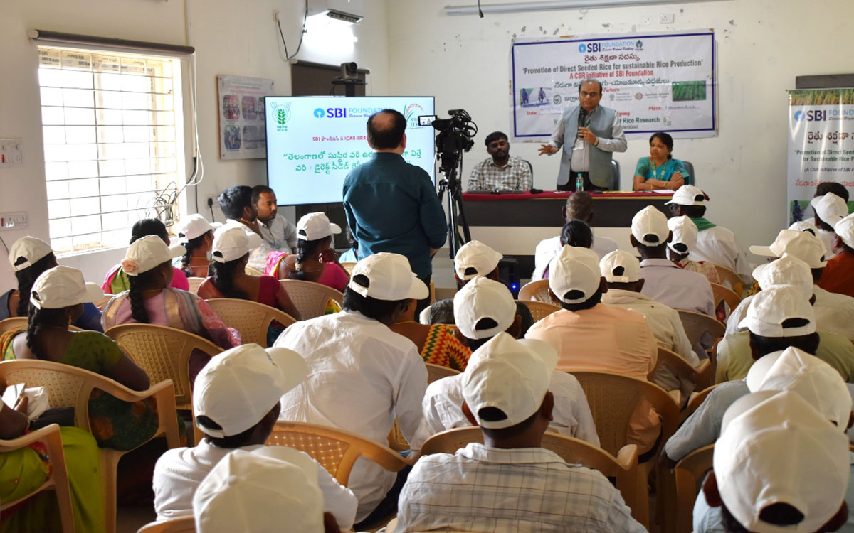 వరి వెదజల్లే పద్ధతులపై రైతులకు శిక్షణ