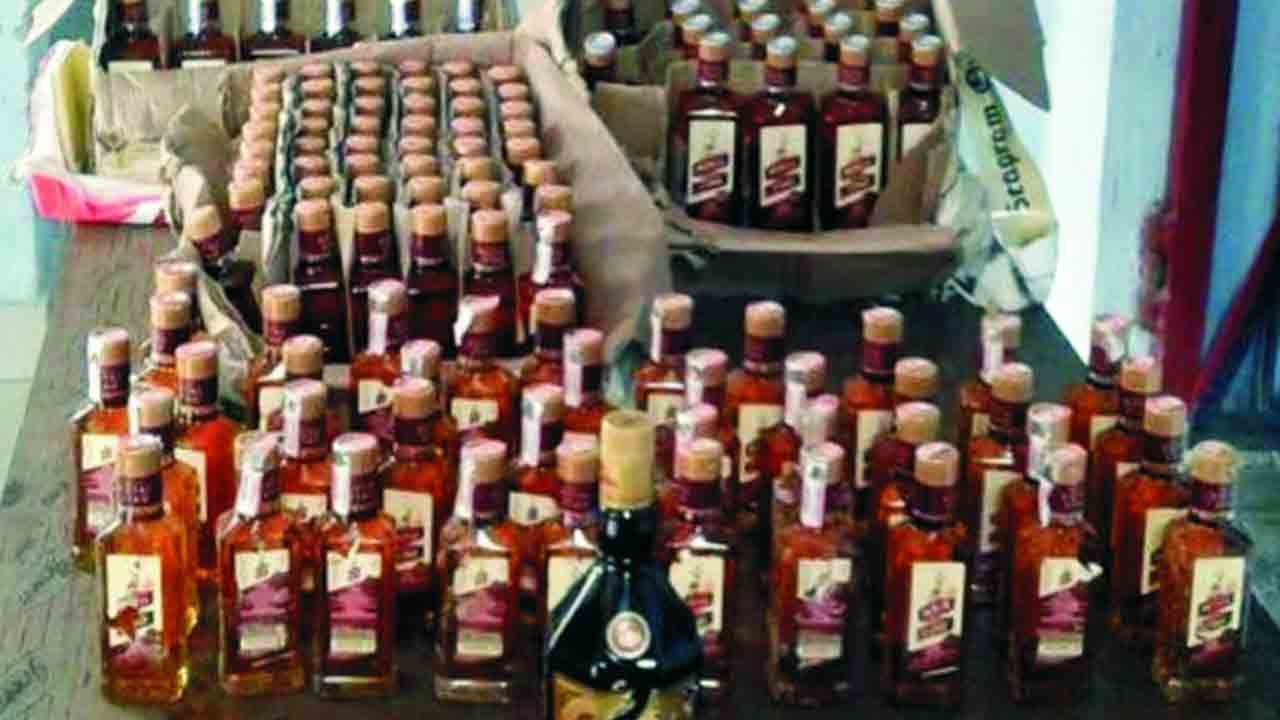 నిందితుడిపై రూ1 రివార్డు.. అవమాన భారంతో లిక్కర్‌ మాఫియా సభ్యుడి లొంగుబాటు