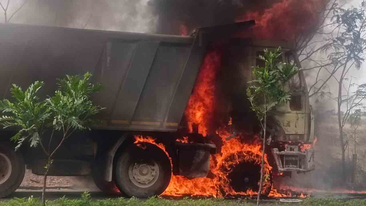 Lorry accident | అంతారంలో కంకర లోడ్‌తో వెళ్తున్న లారీ దగ్ధం.. తప్పిన పెను ప్రమాదం