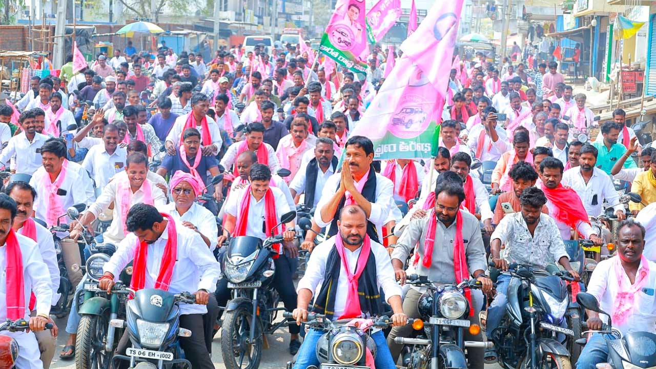 Maddur Municipality | సీఎం ఇలాకాలో నిరసన జ్వాల..  గులాబీమయమైన మద్దూర్ మున్సిపాలిటీ