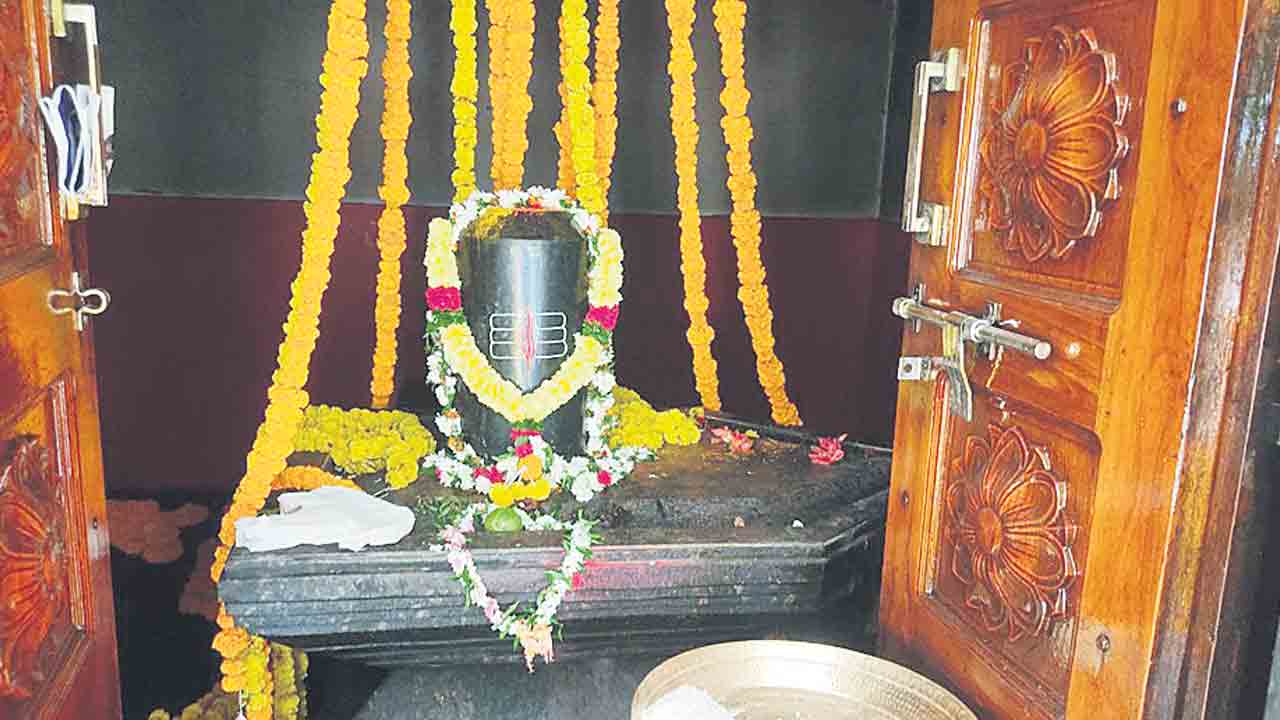 శివ పూజకు వేళాయె.. నేడు మహా శివరాత్రి వేడుకలు.. ముస్తాబైన ఆలయాలు