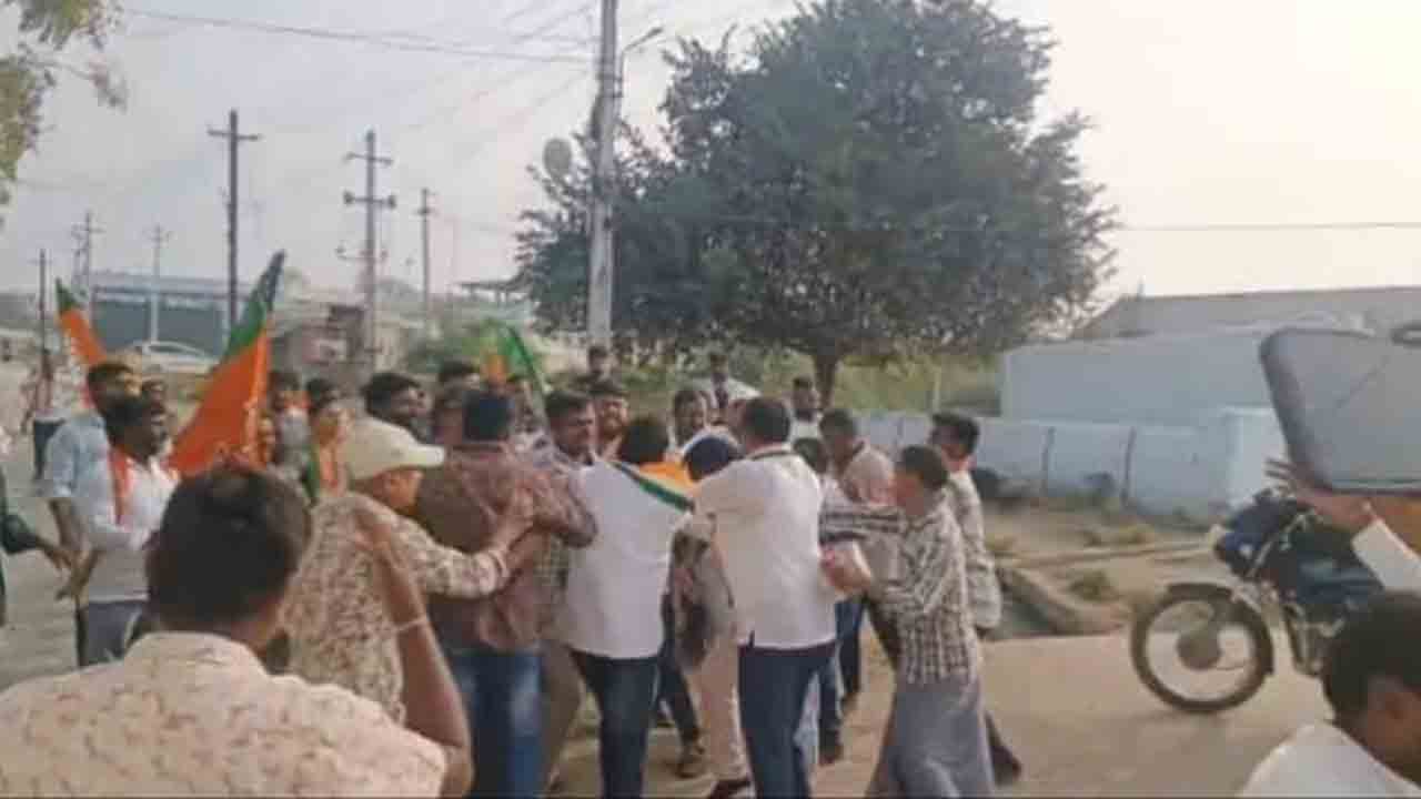 Makthal | మిత్రుల మధ్య గొడవకు దారి తీసిన షేక్‌హ్యాండ్‌..! మున్సిపల్ ఎన్నిక ప్రచారంలో కాంగ్రెస్, బీజేపీ నాయకుల మధ్య బాహాబాహీ