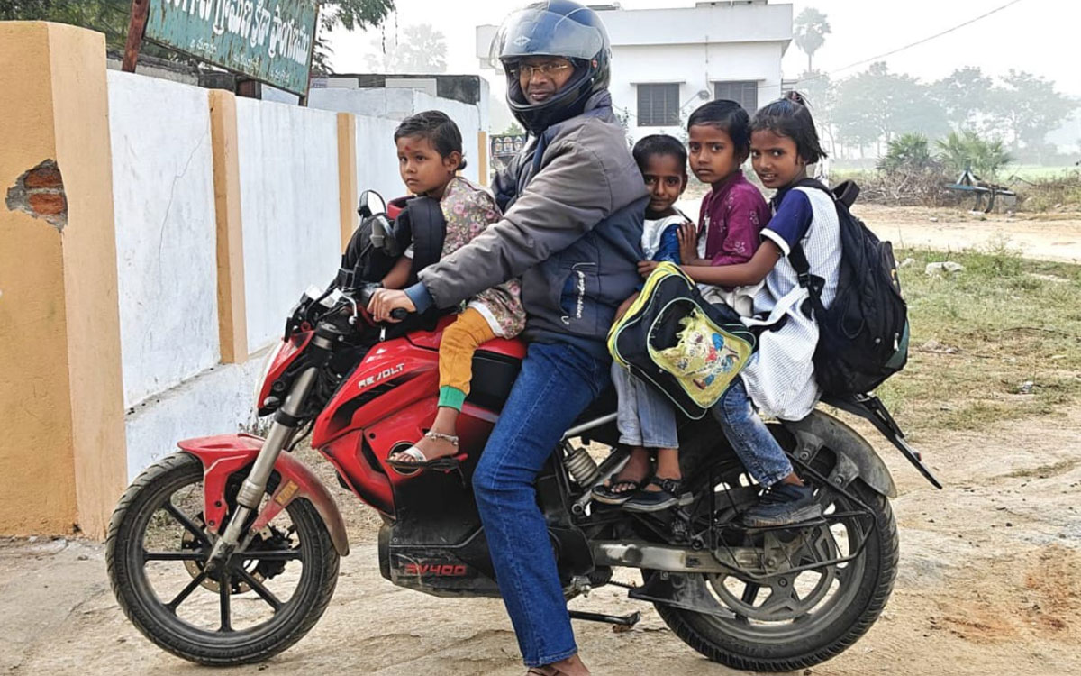 వ‌ల‌స కూలీల పిల్ల‌ల‌కు విద్యా దీవెన‌లు