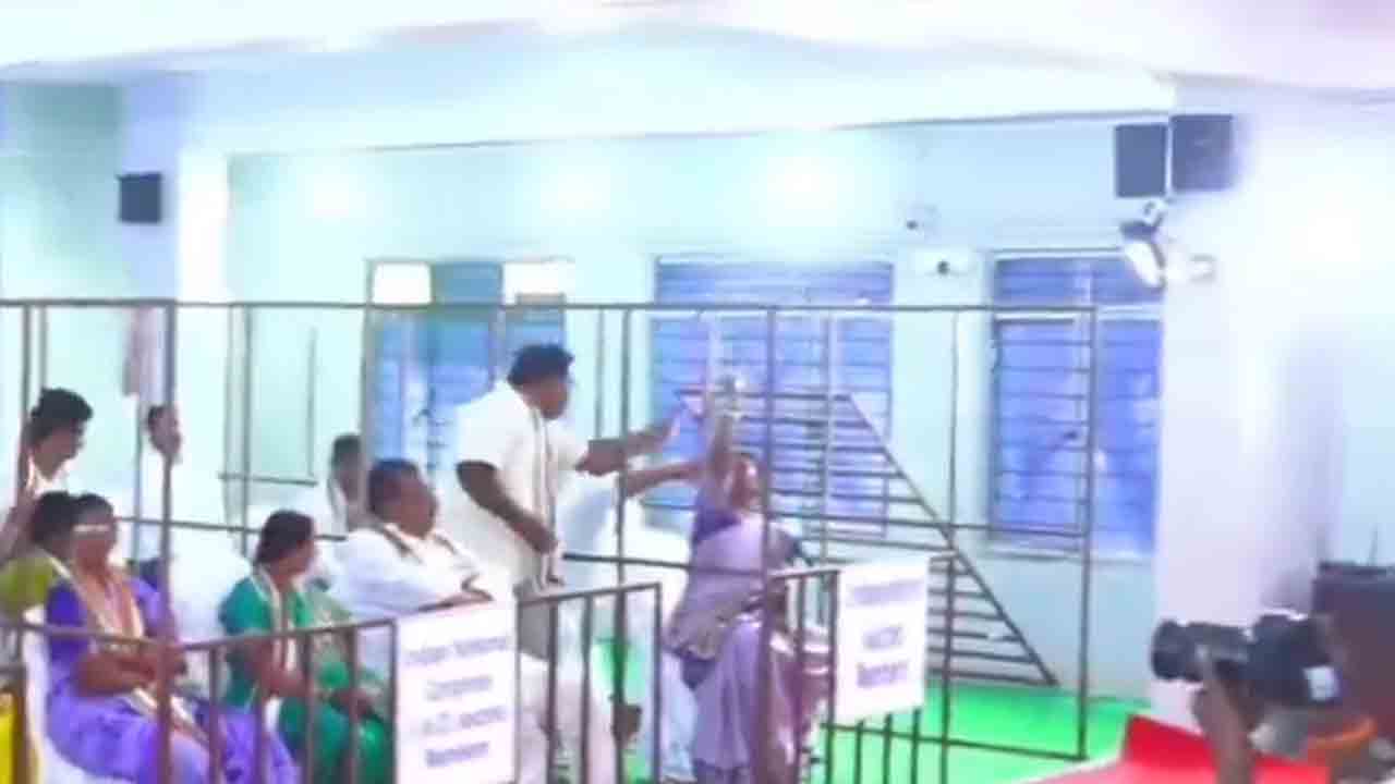 Janagama | దళిత మహిళా కౌన్సిలర్‌ పట్ల అసభ్యంగా ప్రవర్తించిన కాంగ్రెస్ కౌన్సిలర్లు : వీడియో