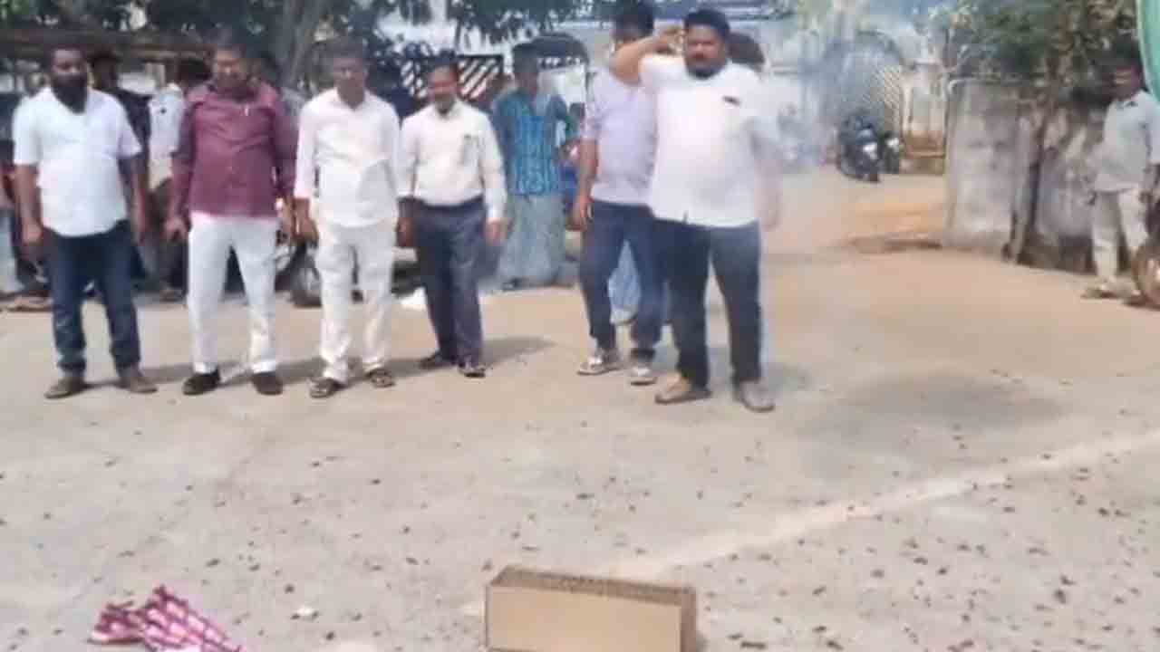 Mahabubabad | కలెక్టర్ ట్రాన్స్‌ఫర్‌.. బాంబులు పేల్చి సంబురాలు చేసుకున్న స్థానికులు : వీడియో