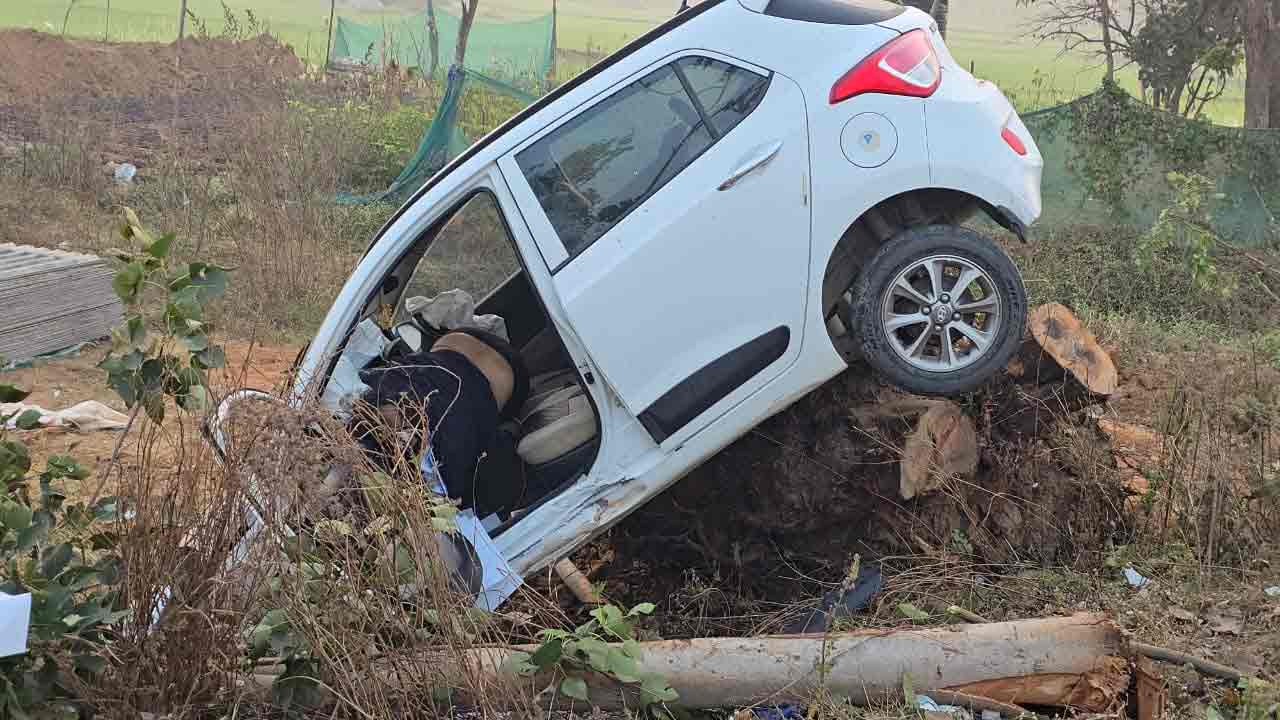 Accident | మెదక్ జిల్లా కొల్చారంలో రోడ్డు ప్రమాదం.. బట్టల వ్యాపారి దుర్మరణం