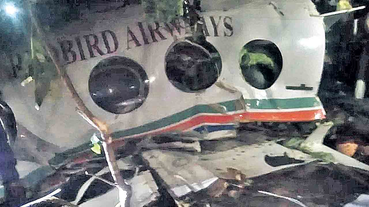 కూలిన ఎయిర్‌ అంబులెన్స్‌.. జార్ఖండ్‌లో దుర్ఘటన