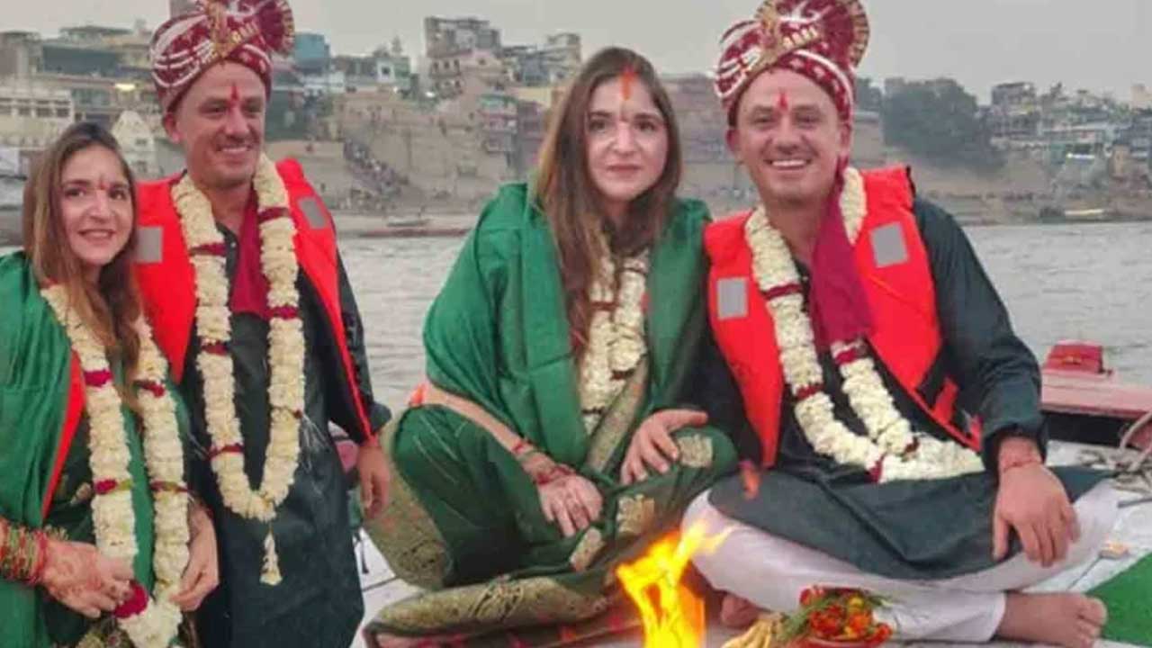 Mexican Couple | భారతీయ సంస్కృతిపై గౌరవం.. కాశీలో పడవపై పెళ్లిచేసుకున్న మెక్సికో జంట