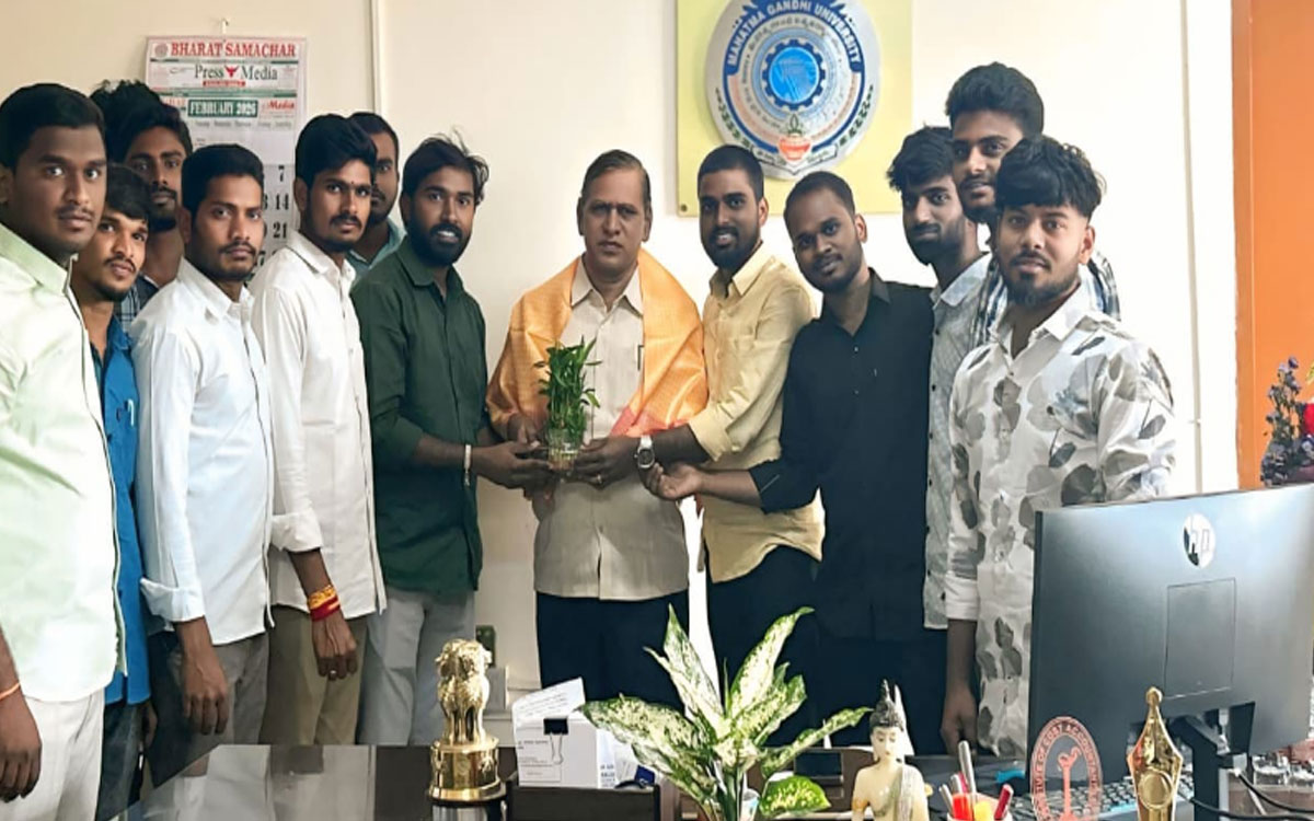 ఎంజీయూ రిజిస్ట్రార్‌కు విద్యార్థి సంఘాల నాయ‌కుల‌ స‌న్మానం