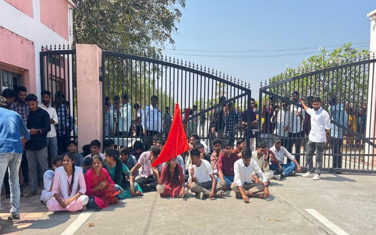 ఎంజీయూలో ఎస్టీ విద్యార్థుల ఆందోళన