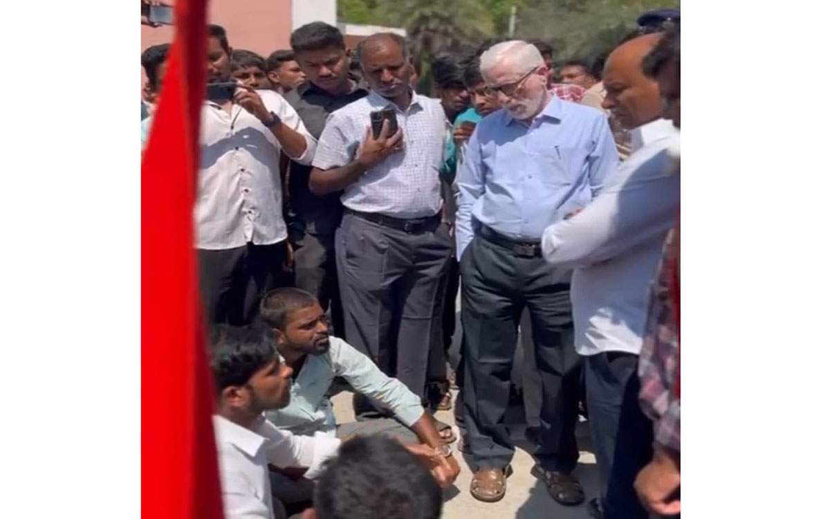 ఎంజీయూలో ఎస్టీ విద్యార్థుల ఆందోళన