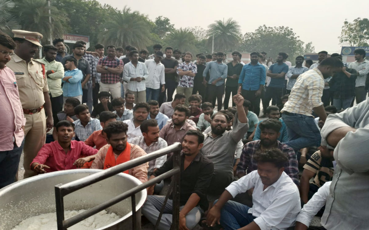 MGU : ఎంజీయూలో హాస్ట‌ల్‌ విద్యార్థుల ఆందోళన