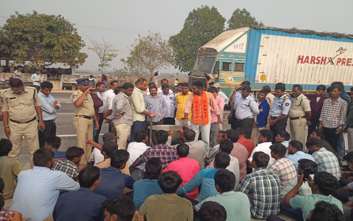 MGU : ఎంజీయూలో హాస్ట‌ల్‌ విద్యార్థుల ఆందోళన