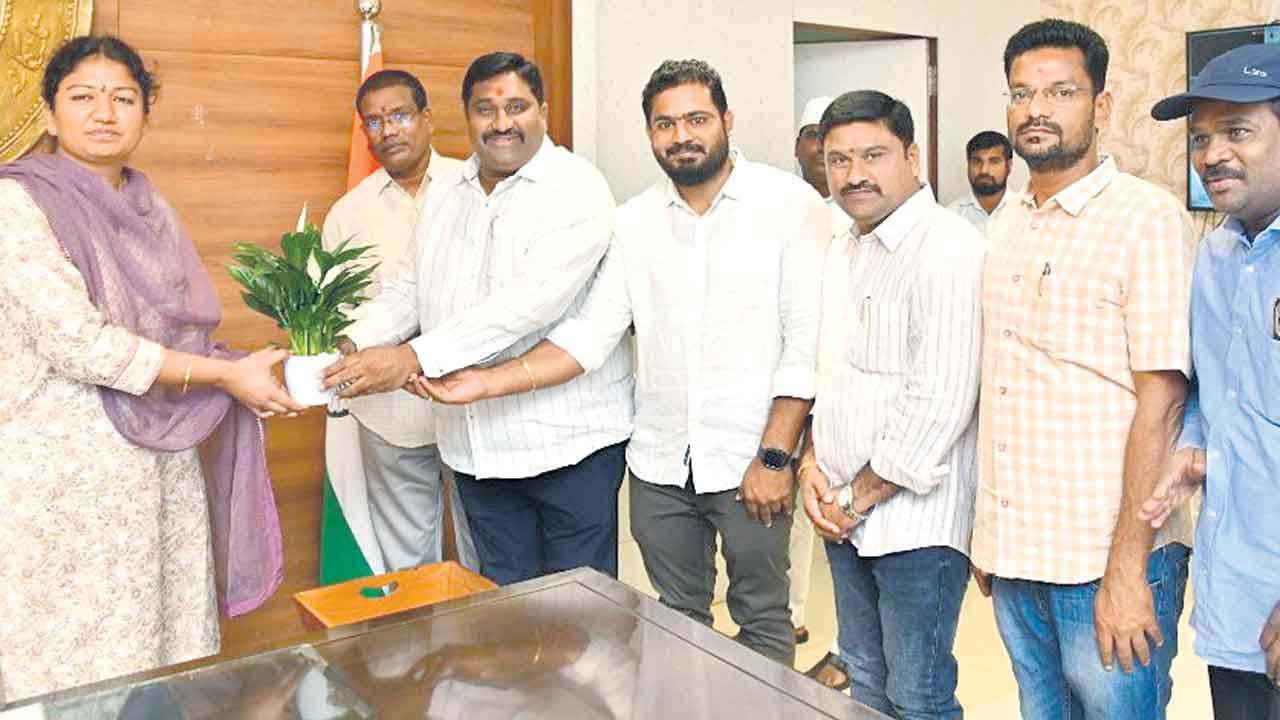 కరీంనగర్‌ కలెక్టర్‌గా చిత్రా మిశ్రా బాధ్యతలు