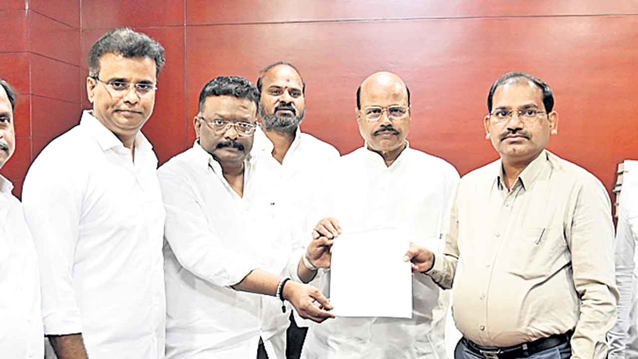 సీఎం రేవంత్‌కు తొత్తులుగా అధికారులు