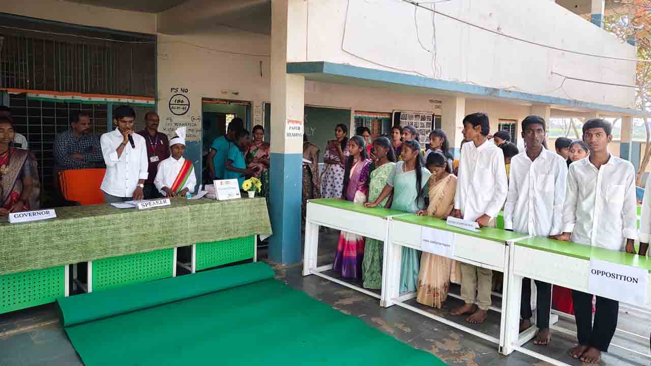 Mock Assembly | ముఖ్యమంత్రి, పత్రిపక్ష నేతగా విద్యార్థులు.. ఆకట్టుకున్న మాక్ అసెంబ్లీ..!