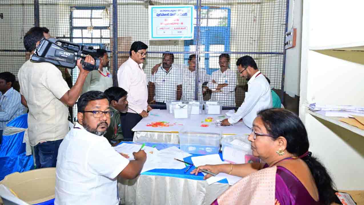 Municipal Elections | కొనసాగుతున్న మున్సిపల్ ఓట్ల లెక్కింపు ప్రక్రియ.. గట్టిపోటీనిస్తున్న బీఆర్ఎస్