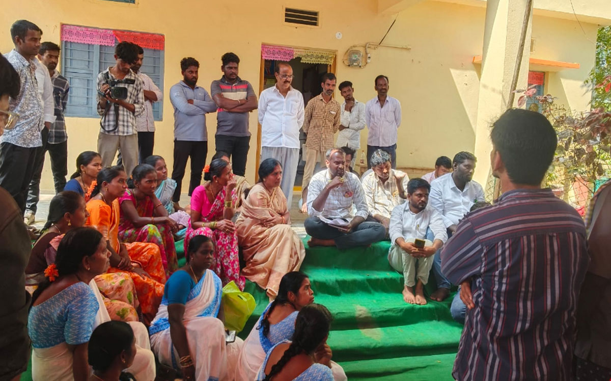 అధికారుల గైర్హాజరుపై గ్రామ సభ ఆగ్రహం