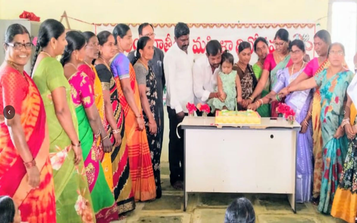 మహిళలు ఆర్థికంగా బలపడాలి : మునుకుంట్ల సర్పంచ్ నరేశ్‌