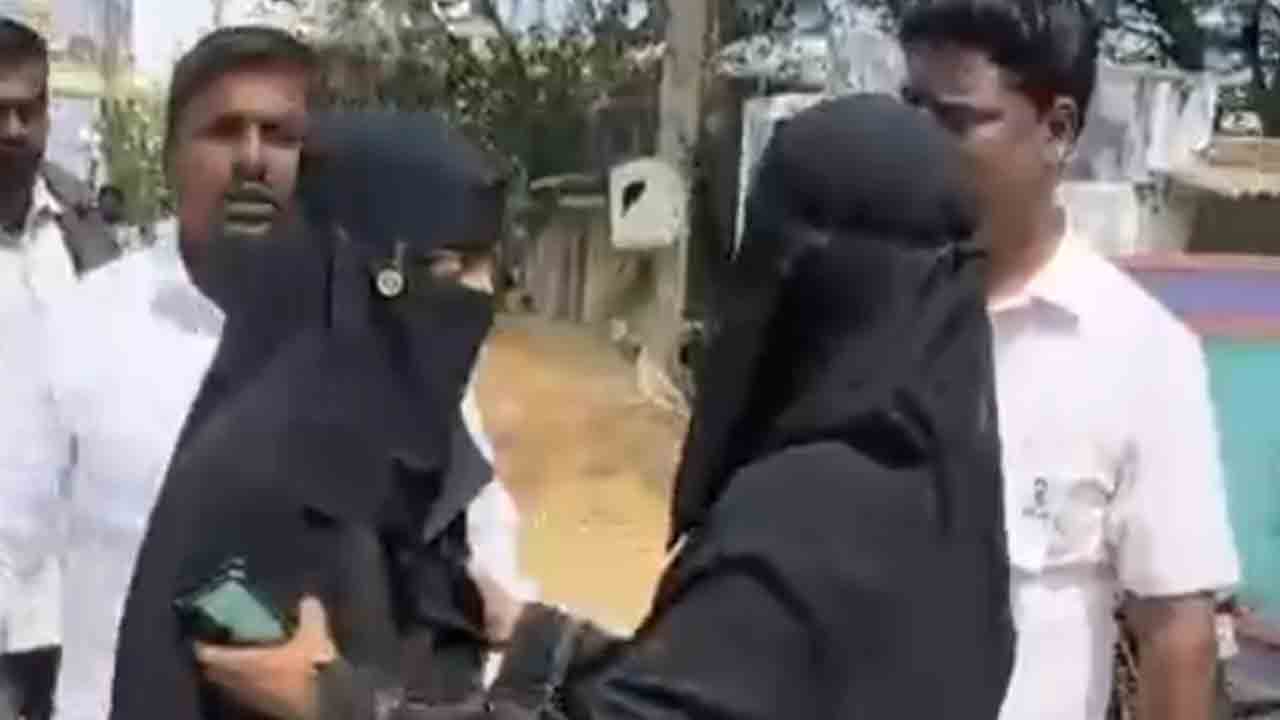 Nagarkurnool | దొంగ ఓట్లు వేయించేందుకు యత్నించిన కాంగ్రెస్ నాయకులు..నాగర్‌కర్నూల్‌లో ఉద్రిక్తత   : వీడియో