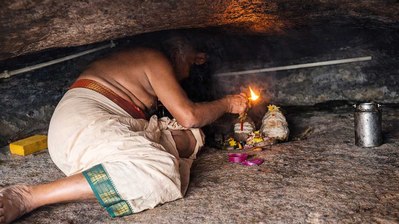 Lord Shiva | ఈ ఆలయంలో పరమేశ్వరుడి దర్శనం కావాలంటే పాక్కుంటూ వెళ్లాల్సిందే!
