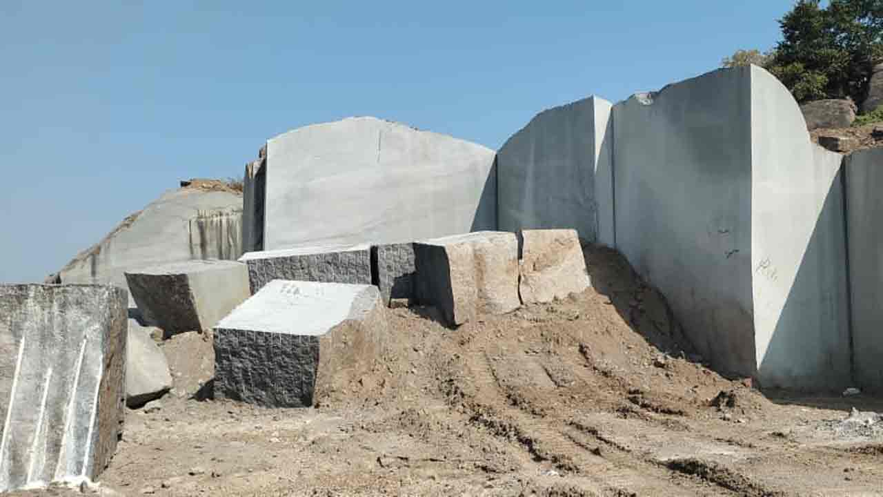 Nagula Gutta | నాగుల గుట్టను తొలుస్తున్న క్వారీ భూతం.. చెల్లాచెదురుగా శిల్పాలు