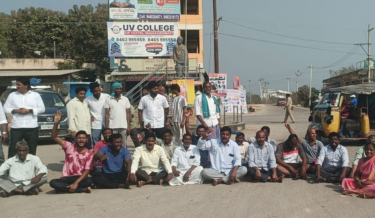 UREA | నందిపేటలో యూరియా కోసం రైతుల రాస్తారోకో