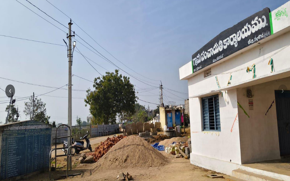 నెల్లిబండ‌లో ప‌ట్ట‌ప‌గ‌లే వీధి లైట్ల వెలుగులు