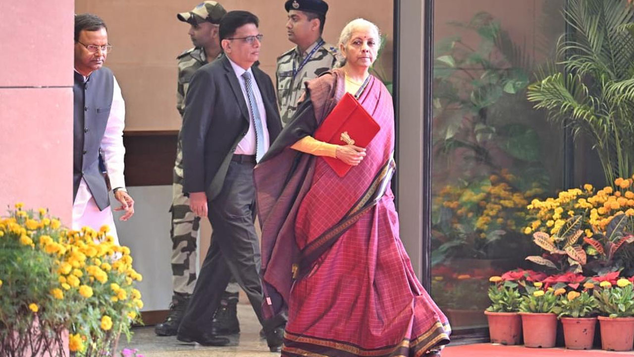 Nirmala Sitharaman: బ‌డ్జెట్ వేళ‌.. కంచిప‌ట్టు చీర‌లో నిర్మ‌లా సీతారామ‌న్
