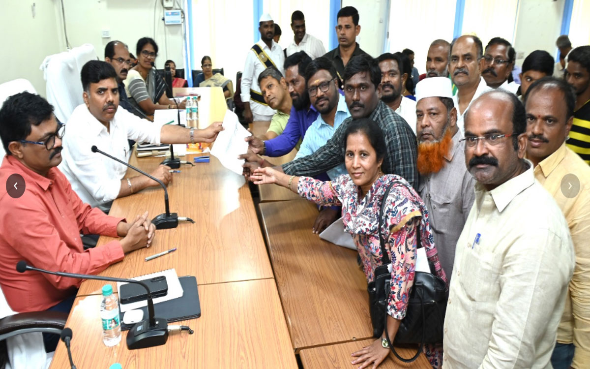 డెస్క్ జర్నలిస్టులందరికీ అక్రిడిటేషన్ కార్డులు ఇవ్వాలని ధర్నా