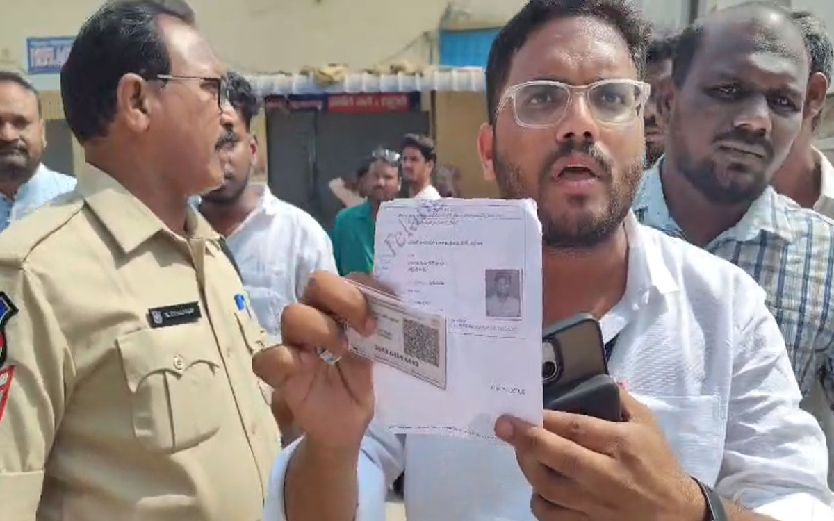 నల్లగొండలో దొంగ ఓట్ల కలకలం.. అధికార పార్టీకి కొమ్ముకాస్తున్న పోలీసులు