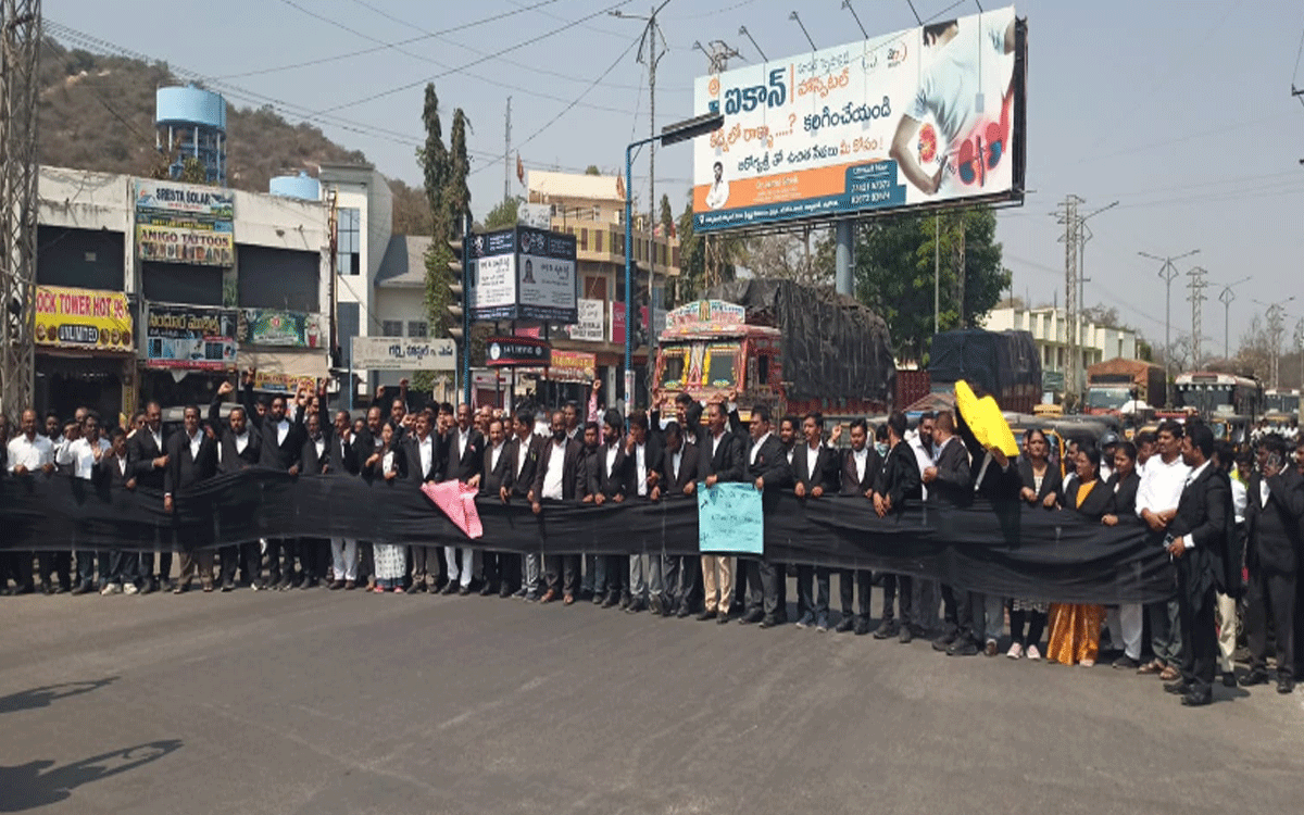 'న్యాయవాద రక్షణ చట్టం బిల్లును తక్షణమే పార్లమెంట్‌లో ప్రవేశపెట్టాలి'