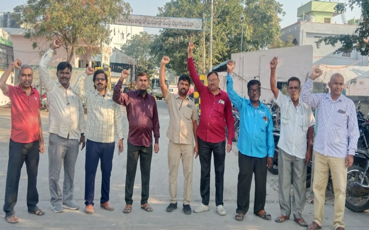 న‌ల్ల‌గొండ‌లో ఆర్టీసీ కార్మిక సంఘాల ఆధ్వ‌ర్యంలో నిర‌స‌న‌