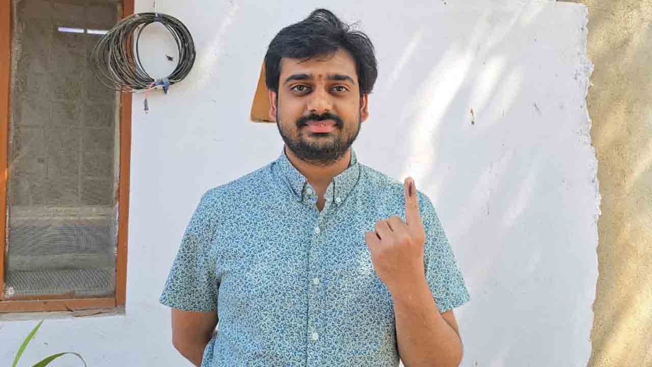 Vemulavada | వేములవాడలో ఓటు హక్కు వినియోగించుకున్న ఎన్నారై కార్తికేయ