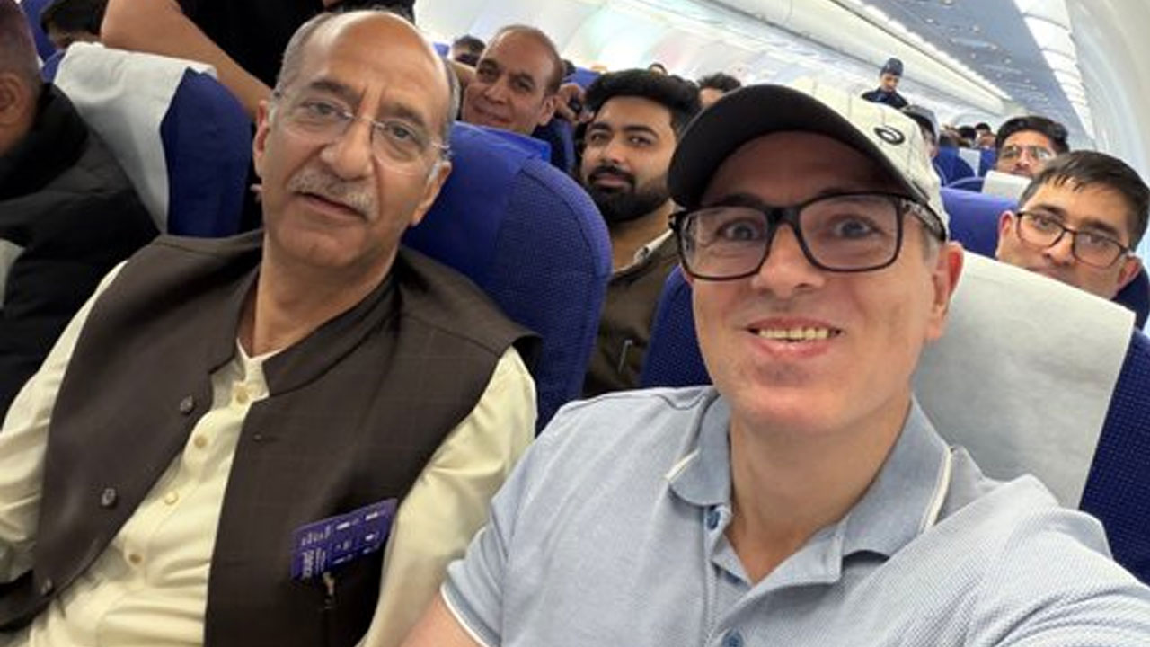 CM Omar Abdullah:  చ‌రిత్ర సృష్టించ‌నున్న జ‌మ్మూక‌శ్మీర్ క్రికెట్ జ‌ట్టు..  హుబ్లీకి చేరుకున్న సీఎం ఒమ‌ర్ అబ్దుల్లా