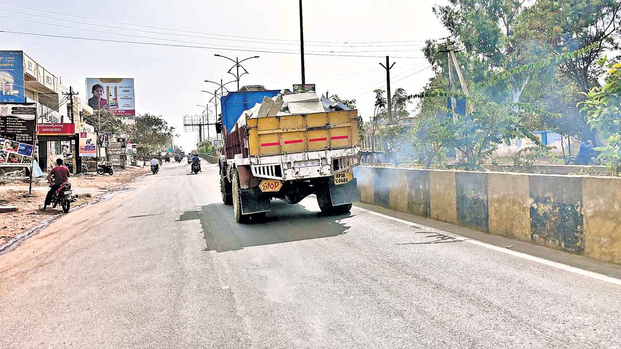 ఓవర్‌ లోడ్‌.. కొరవడిన పర్యవేక్షణ.. మామూళ్ల మత్తులో జోగుతున్న రవాణా శాఖ అధికారులు