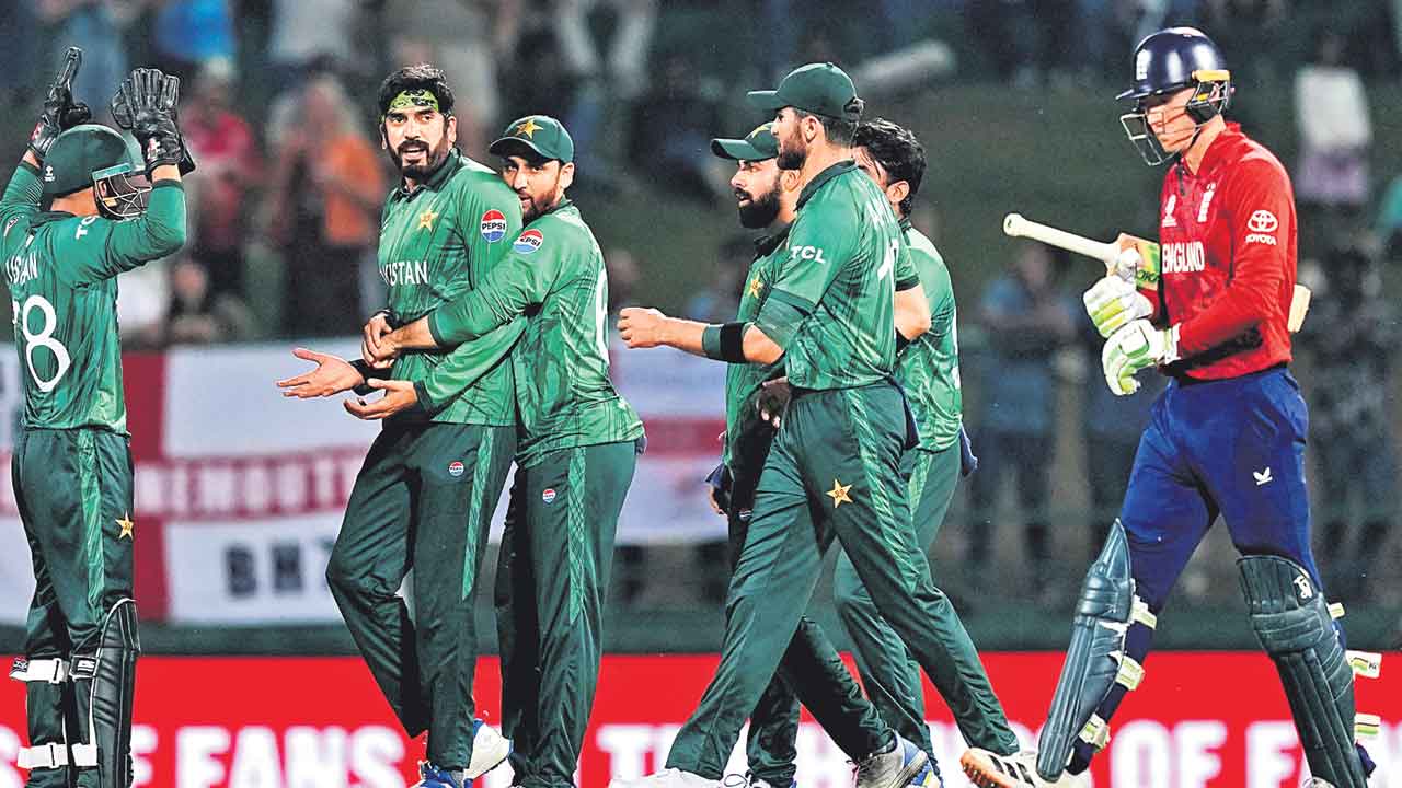 పాక్‌ ఆటగాళ్లకు నిరసన సెగ