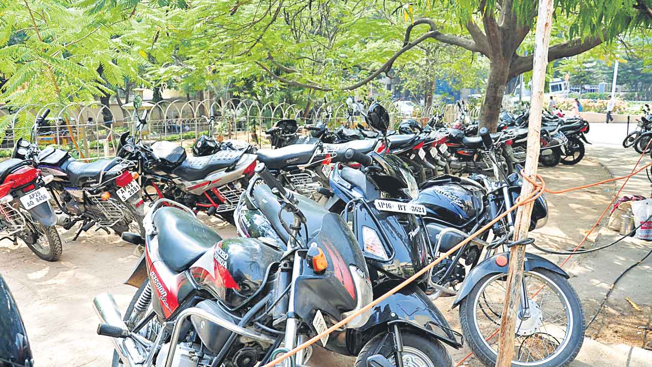 నిమ్స్‌లో పార్కింగ్‌ దందా