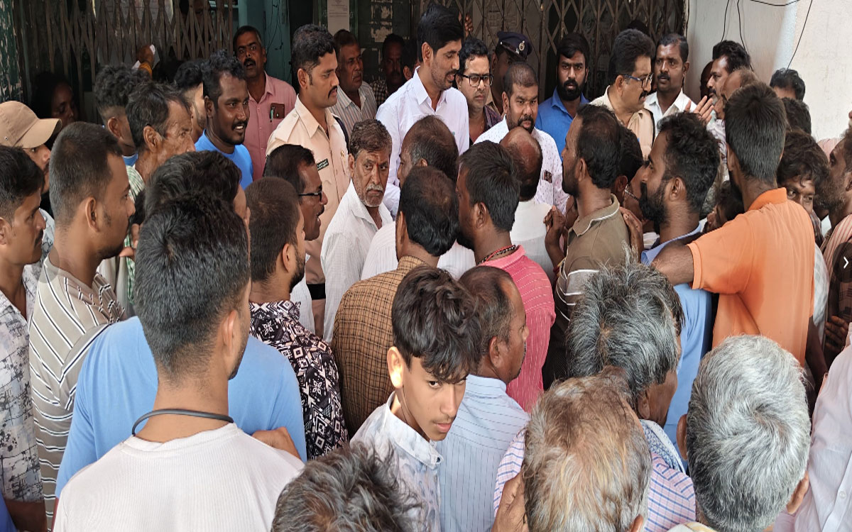 పెన్‌ప‌హాడ్ ప‌రిధిలో క్షణాల‌ వ్యవధిలోనే యూరియా అంతా మాయం