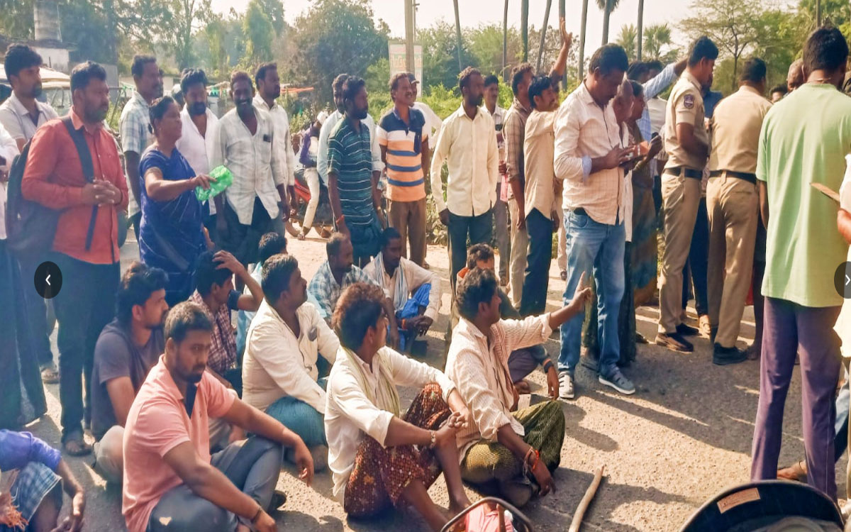 పెన్‌ప‌హాడ్‌లో యూరియా కోసం రైతుల ఆందోళన