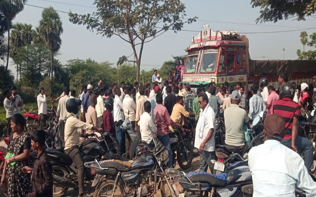 పెన్‌ప‌హాడ్‌లో యూరియా కోసం రైతుల ఆందోళన